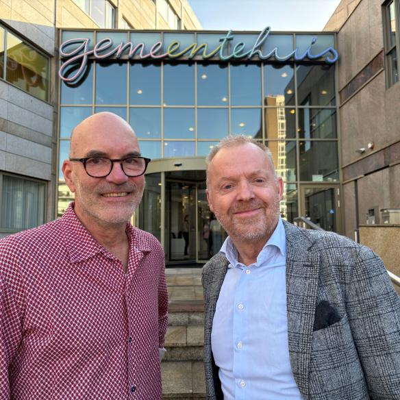 Markus Schmid en Anton Mink staan voor het gemeentehuis