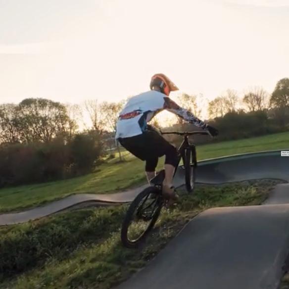 BMX'er om pumptrackbaan Zeewolde