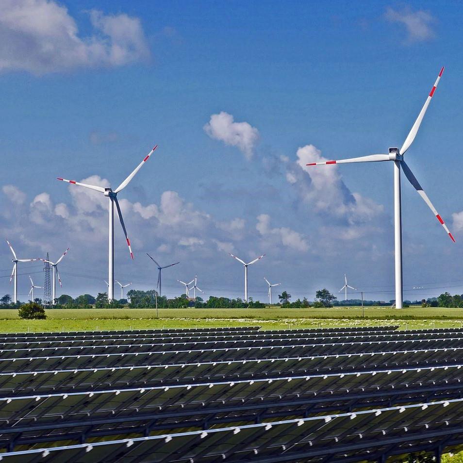 zonneveld met windturbines