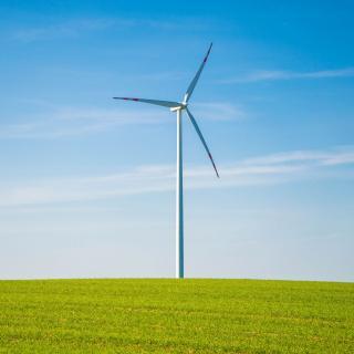 windturbine tegen blauwe lucht